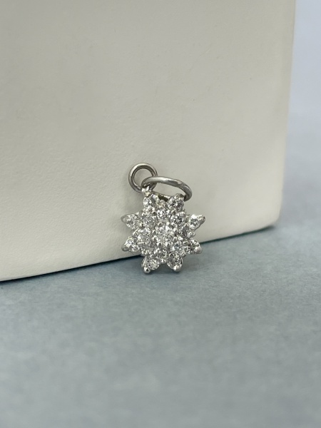 PINGENTE, EM OURO BRANCO, 18K, DIAMANTE, FLOR, TAMANHO: 1,5CM, PESO: 1 gr, DIAMANTES: 15X 0,004 - 1X 0,040, TOTAL DE : 0.10 CT | REF: T9100 | REF:T9100