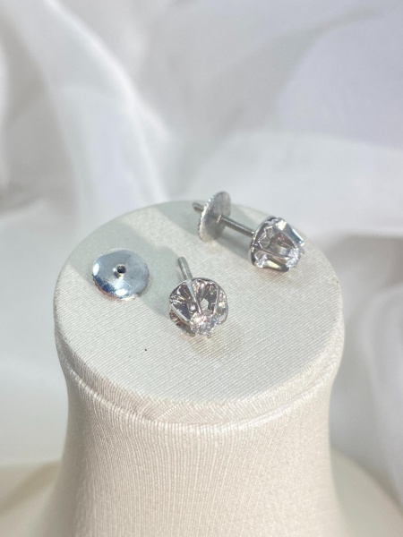 BRINCO, EM OURO BRANCO, 18K, TAMANHO: 0,5 CM, PESO: 2.1 gr, DIAMANTES: 1X 0,15 - 1X 0,11, TOTAL DE : 0.26 CT | REF: M7731