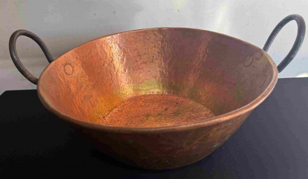 Arte . Tacho antigo em cobre martelado artesanalmente, com alças laterais em ferro ...