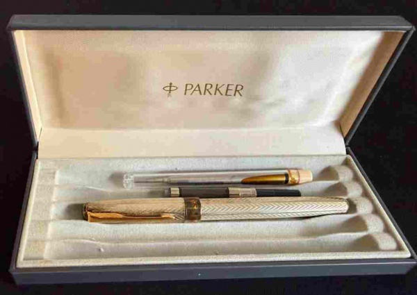 Canetas . Caneta-tinteiro Parker, corpo em acabamento preto e dourado, acompanhada de ...