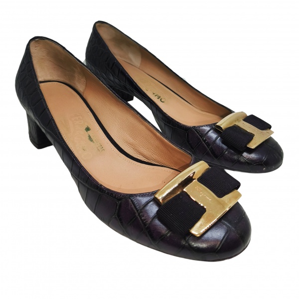 Joias . Salvatore Ferragamo - Sapato em couro com textura croco na tonalidade bordô. ...