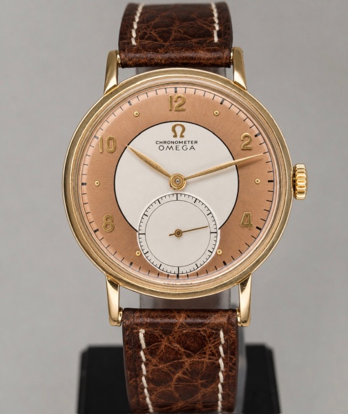 Omega - Ouro 18k 750 - Raríssimo Relógio Omega Chronometer Cal 30T2 Rg Um dos movimentos mais lendários e precisos da relojoaria Suíça lançado em 1942 em ouro maciço 18k 750 com dial bicolor Salmão com Small Seconds Rico em detalhes movimento à corda manual e pulseira em couro máquina tampa traseira e coroa assinada Omega todo original - Funcionando. Medida: 35mm     . Atenção! Os Relógios estão no estado de conservação usado e não novo, portanto podem precisar de revisão ou restauro e podem conter vícios ou defeitos ocultos não mencionados na descrição ou fotos, o funcionamento descrito é apenas sobre a função relógio, questione todas suas dúvidas antes de efetuar os lances, eles são IRREVOGÁVEIS e IRRETRATÁVEIS! Leia os Termos e Condições e a caixa de informações do leilão em Home no site www.mykonosleiloes.com.br dando ênfase nas Informações Importantes, ao efetuar o lance o arrematante concorda com Datas, Prazos e Regras da casa de leilões Mykonos. MUITA ATENÇÃO AS FOTOS, solicitações de mais fotos ou dúvidas devem ser enviadas pelo Whatsapp 11 96307-3759.