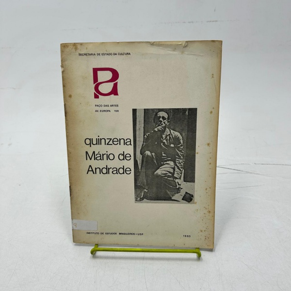 Catálogo Quinzena Mário De Andrade; 1983; Editora: Usp; Idioma: Português. Possui marcas de manuseio e ações do tempo. Apresenta sujidades, manchas de oxidação, leves rasgos e desgastes. Possui etiqueta na lombada. Extremidades escurecidas. Pode apresentar outras avarias. Dimensões: 16,5 cm x 22,5 cm x 0,5 cm. Peso: 0,252