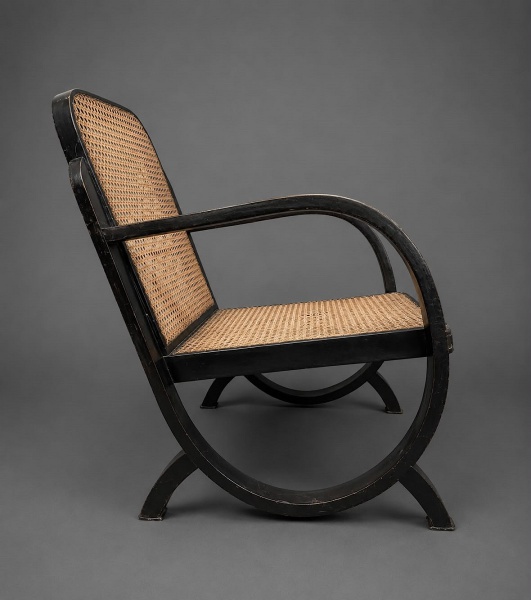 Poltrona designer Gerdau em madeira nobre, com palhinha , design curvilíneo (AxLxP 77x56x51cm).
