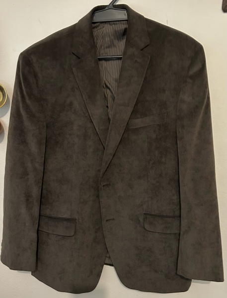 Lote 63 Paletó em veludo cotelê da marca Calvin Klein, com 77cm de comprimento Valor de venda: R$ 28