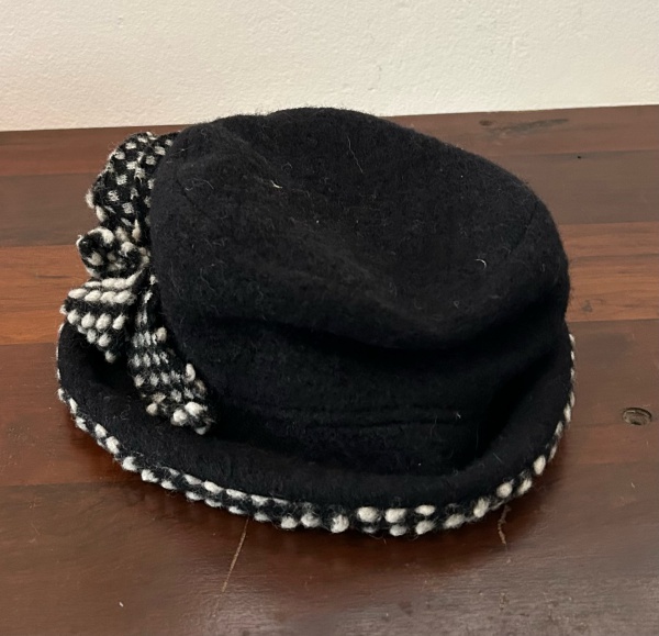 Lote 85 Lindo chapéu 80% lã, tamanho 56cm Valor inicial: R$ 30,00