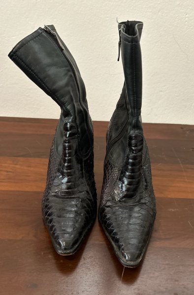 Lote 141 Autêntica bota na cor preta,em pelica e couro de cobra, da marca Anzetutto, ... Valor inici