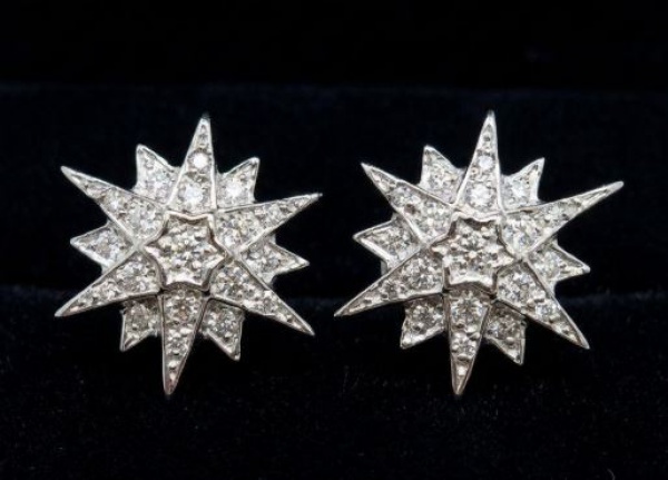 Joias . Brinco em Ouro Branco 18K (750) cravejado com diamantes. Acompanha certificado ...
