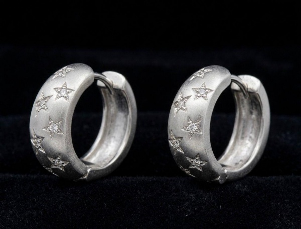 Joias . Par de argolas em Ouro Branco 18K (750) com 10 diamantes. Acompanha certificado ...