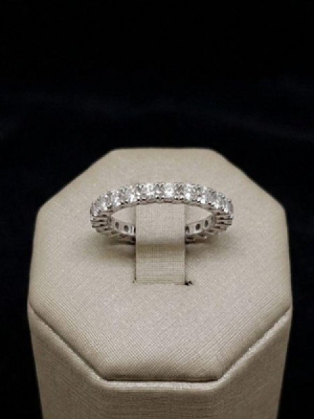 Joias . Anel em Ouro Branco 18K (750) cravejado com 25 diamantes, totalizando 1,50 ct. ...