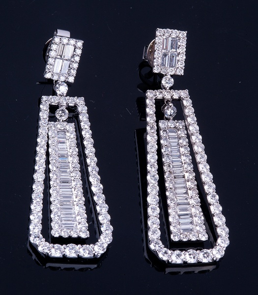 Joias . Par de brincos em ouro branco com diamantes Estilo Art Déco reinterpretado - ...