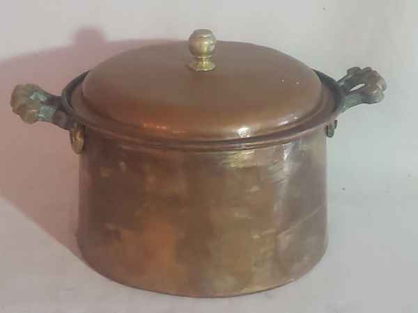 Lote 35 Caçarola em cobre martelado pega da tampa em bronze e alças laterais em bronze ... Valor ini