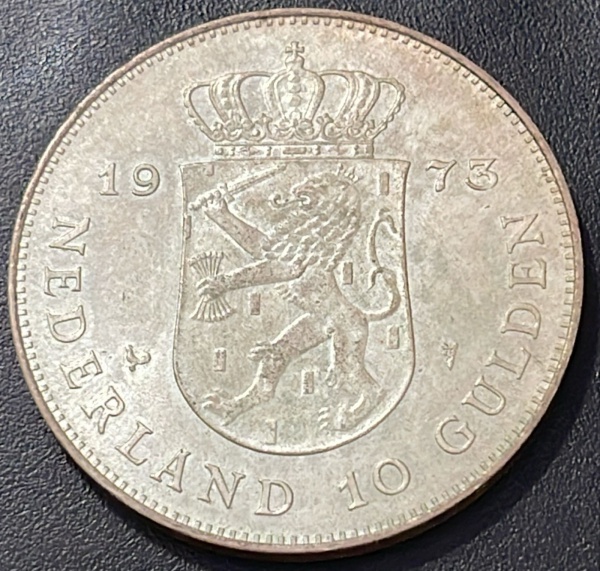 MOEDA DA HOLANDA - 10 GULDEN 1973 (COMEMORATIVA DOS 25 ANOS DO REINADO DA RAINHA JULIANA) - PRATA .720% - DIAMETRO (+/-): 38mm