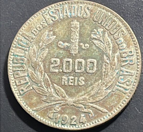 MOEDA DO BRASIL - 2 000 REIS 1924 - PRATA .500% - DIAMETRO (+/-): 26mm. NO FOLDER - CONFORME FOTOS.