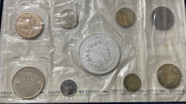SET DE MOEDAS DA FRANCA `CASA DA MOEDA DE PARIS` - 1974 (COM ESTOJO + CERTIFICADO) - LACRADO - FLOR DE CUNHO ABSOLUTAS.
