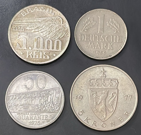 LOTE COM 05 UNIDADES - 01 MOEDA DO BRASIL (PRATA) + 04 MOEDAS ESTRANGEIRA (DIFERENTES MATERIAS).