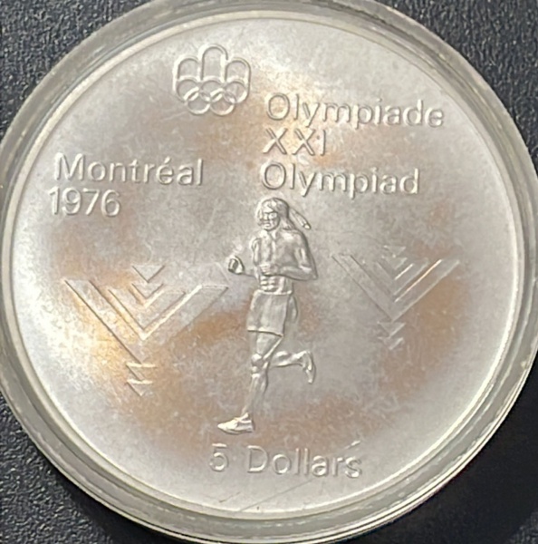 MOEDA DO CANADA - 5 DOLLARS 1975 (COMEMORATIVA DOS JOGOS OLIMPICOS DE MONTREAL 1976) - PRATA .925% - DIAMETRO (+/-): 38mm. LACRADAS - FLOR DE CUNHO ABSOLUTA.