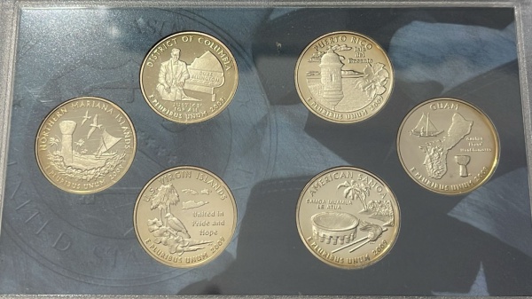 PROOF - SET COM 06 MOEDAS DOS EUA 2009 (DISTRICT OF COLUMBIA & U.S. TERRITORIES QUARTER SET `PROOF EDITION - S`) - DIAMETRO (+/-): 24mm. NO ACRILICO + CERTIFICADO + CAPA DE PAPELAO `ORIGINAL` - FLOR D