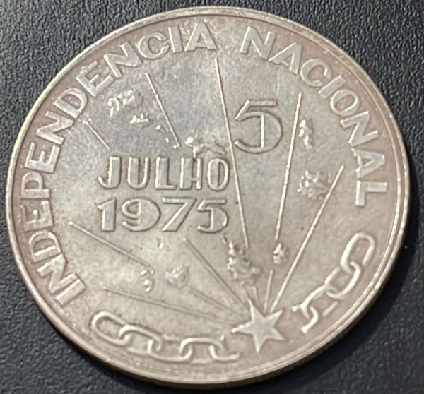 EMISSOR - DIFICIL - MOEDA DE CABO VERDE - 250 ESCUDOS 1976 (COMEMORATIVA DO 1* ANIVERSARIO DE INDEPENDENCIA) - PRATA .900% - DIAMETRO (+/-): 33,5mm.