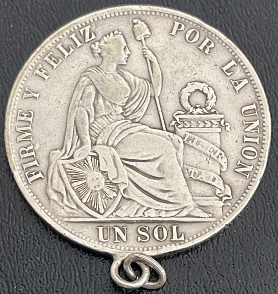 PINGENTE / MOEDA DO PERU - 1 SOL 1888 - PRATA .900% - DIAMETRO (+/-): 37mm.