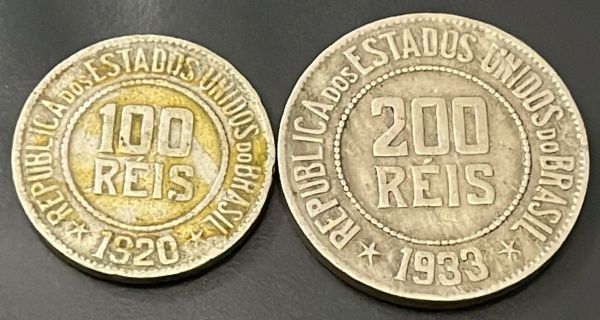 LOTE COM 02 - MOEDAS DO BRASIL - 200 REIS 1933 / 100 REIS 1920 - CUPRONIQUEL - DIAMETRO (+/-): 25 / 21mm.