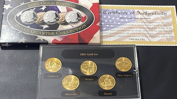 SET COM 05 MOEDAS DOS EUA (STATE QUARTER COLLECTION `2005 GOLD EDITION - D`) - DIAMETRO (+/-): 24mm. NO ACRILICO + CERTIFICADO + CAPA DE PAPELAO `ORIGINAL` - FLOR DE CUNHO ABSOLUTAS.