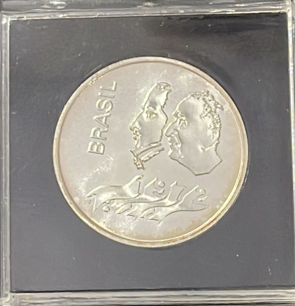 MOEDA DO BRASIL - 20 CRUZEIROS 1972 (SESQUICENTENARIO DA INDEPENDENCIA NO ACRILICO OFICIAL DA CASA DA MOEDA DO BRASIL) - PRATA .900% - DIAMETRO (+/-): 34,1mm.
