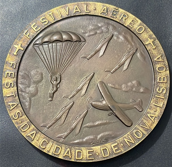 MEDALHA DE ANGOLA - FESTIVAL AEREO (AEROCLUBE DE HUAMBO - FESTA DA CIDADE DE NOVA LISBOA) - 1969 - BRONZE ALUMINIO - 176g - DIAMENTRO (+/-): 80mm.