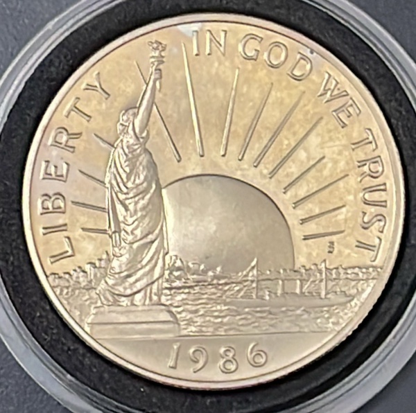 MOEDA DOS EUA - 1/2 DOLLAR 1986 - COBRE + REVESTIMENTO DE NIQUEL (ACABAMENTO PROOF) - FLOR DE CUNHO (SERA ENVIADA NA CAPSULA) - DIAMETRO (+/-): 30,61mm.