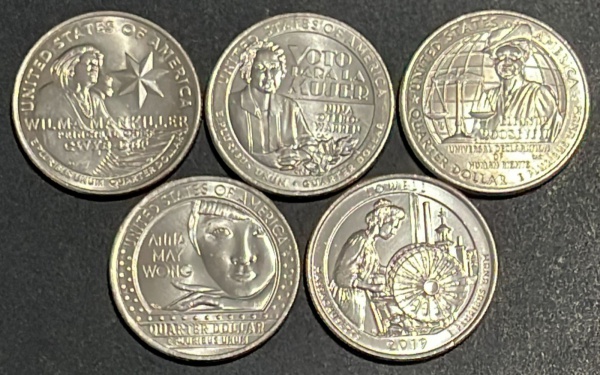 LOTE COM 05 - MOEDAS DOS EUA - QUARTER DOLLAR - DIFERENTES - CUPRONIQUEL - DIAMETRO (+/-): 24mm.