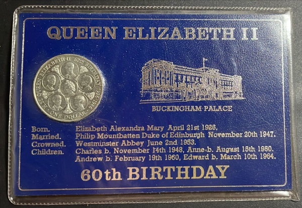 MOEDA DAS ` COOK ISLANDS` - 1 DOLLAR 1986 (COMEMORATIVA DOS 60 ANOS DO REINADO DA RAINHA ELIZABETH II) NO FLODER ORIGINAL - CUPRONIQUEL - DIAMETRO (+/-): 38,5mm.