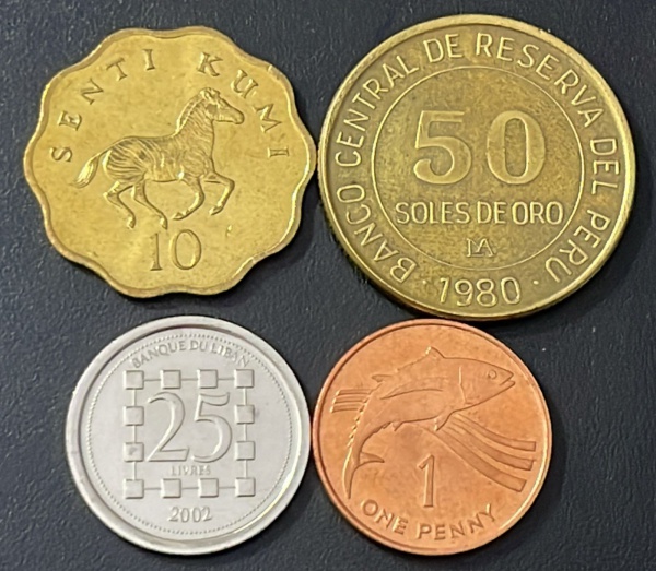 LOTE COM 04 MOEDAS ESTRANGEIRAS (SORTIDAS) - CONFORME FOTOS.