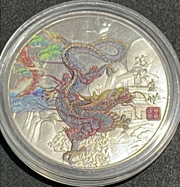 MEDALHA (ANO DO DRAGAO) - CUPRONIQUEL COM ACABAMENTO PRATEADO - DIAMETRO (+/-): 40mm - SERA ENVIADA NA CAPSULA ORIGINAL.
