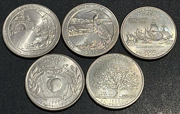 LOTE 05 MOEDAS DOS EUA - 1/4 (QUARTER) DOLLAR - DIFERENTES - CUPRONIQUEL - DIAMETRO (+/-): 24mm.
