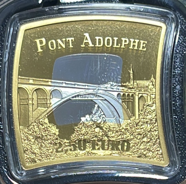 RARA - MOEDA DE LUXEMBURGO - 2,5 EUROS 2017 (POINT ADOLPHE) - PRATA .925% - DIAMENSOES (+/-): 36,2 x 36,2mm. NO BLISTER OFICIAL - TUDO CONFORME FOTOS.