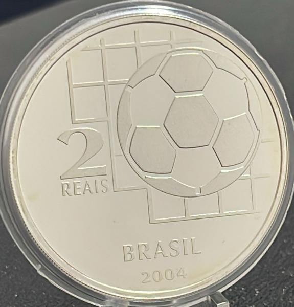 MOEDA DO BRASIL - 2 REAIS 2004 (COMEMORATIVA DO CENTENARIO DA FIFA - PRATA .925% - DIAMETRO (+/-): 40m.