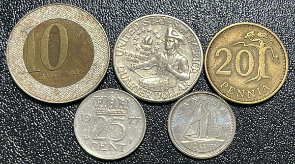 LOTE COM 05 MOEDAS ESTRANGEIRAS - CONFORME FOTOS.