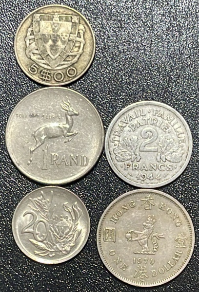 LOTE COM 04 MOEDAS (01 DE PRATA + 03 SORTIDAS) - CONFORME FOTOS.