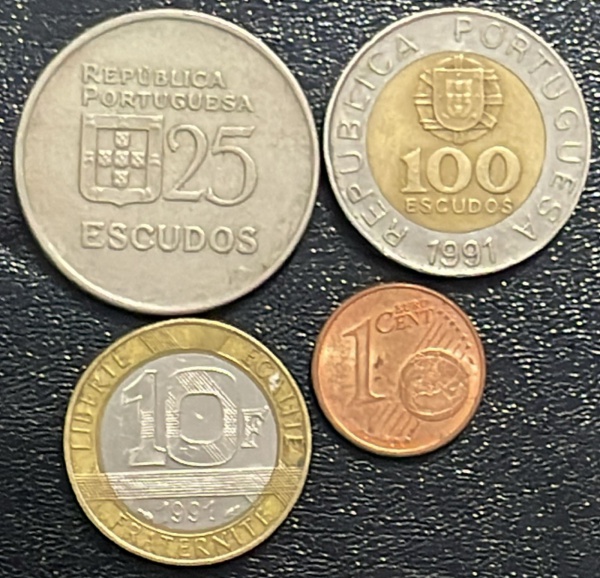 LOTE COM 04 - MOEDAS ESTRANGEIRAS - DIFERENTES - CONFORME FOTOS.