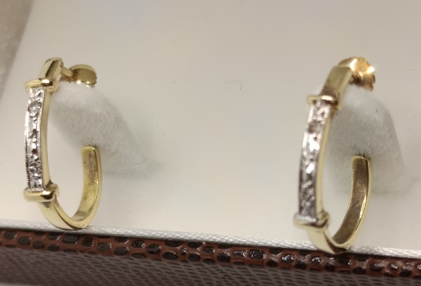 Joias . GARGANTILHA EM OURO 18K, PESO 6,6 GRAMAS, COM 8 BRILHAN foto 1