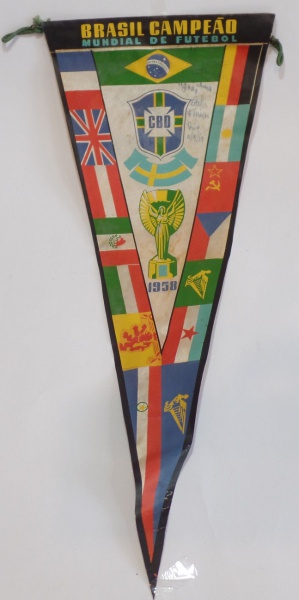 Lote 105 Flâmula Futebol - CBD - Brasil Campeão Mundial de Futebol - Suécia 1958 - Com ... Valor atu
