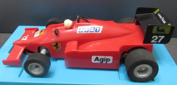 Lote 23 FERRARI - VERMELHA - PILOTO BRANCO - ADESIVOS DA ÉPOCA - PNEUS ENDURECIDOS - ... Valor inici