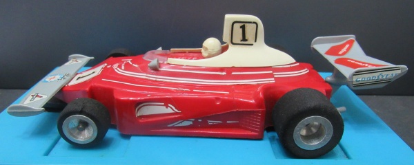Joias . LOTUS - VERMELHA - PILOTO BRANCO - MOTOR PRETO ASSINADO foto 1