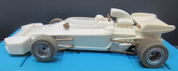 Joias . LOTUS - VERMELHA - PILOTO BRANCO - MOTOR PRETO ASSINADO foto 5