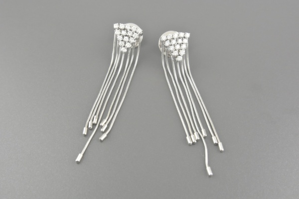Joias . Brincos em Ouro Branco 18k com Aprox. 1.2ct de Brilhantes - Tamanho 6.8x1.3cm - ...