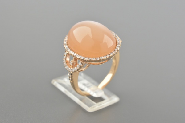 Joias . Anel em Ouro Rose 18k com Pedra da Lua Pêssego Cabochon e Aprox. 0.58ct de ...