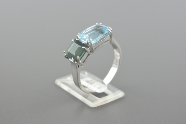 Joias . AMSTERDAM SAUER Anel em Ouro Branco 18k com Topázio de 10x7mm e Turmalina Verde ...