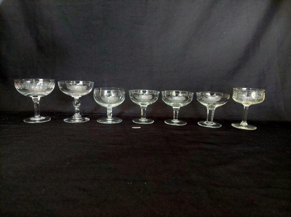 Lote 326 JOGO COM 7 TAÇAS ABERTAS EM DIVERSOS MODELOS E TAMANHOS, SENDO 5 EM CRISTAL  E ... Valor in