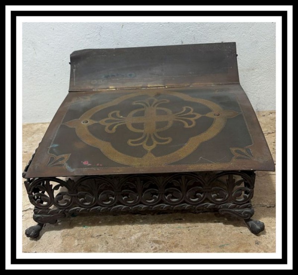 Joias . ARTE SACRA -  Antiga Porta Bíblia em bronze, século 19, foto 1