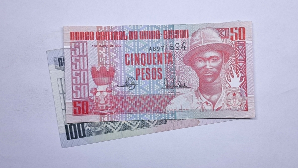 Cédula da Guiné Bissau - 50 e 100 Pesos - 1990 - 2 Cédulas - P10 - P11 - FE